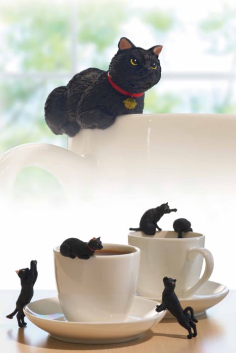 カフェ・ベローチェが30周年を記念したキャンペーンで、コップのふちにもつけられる手のひらサイズの黒猫フィギュアがもらえる。全5種類