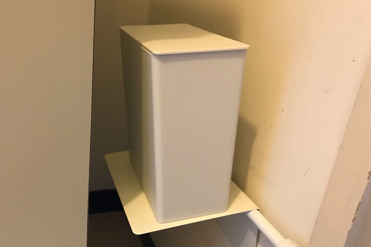 便器の裏にも同じように棚を作れば、消臭剤など床から浮かせて目立たない位置に設置することも！