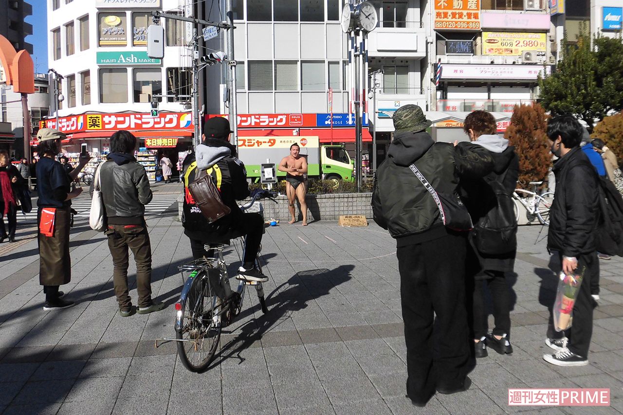東京・高円寺の路上でパフォーマンスをする、ごっちゃんこさん