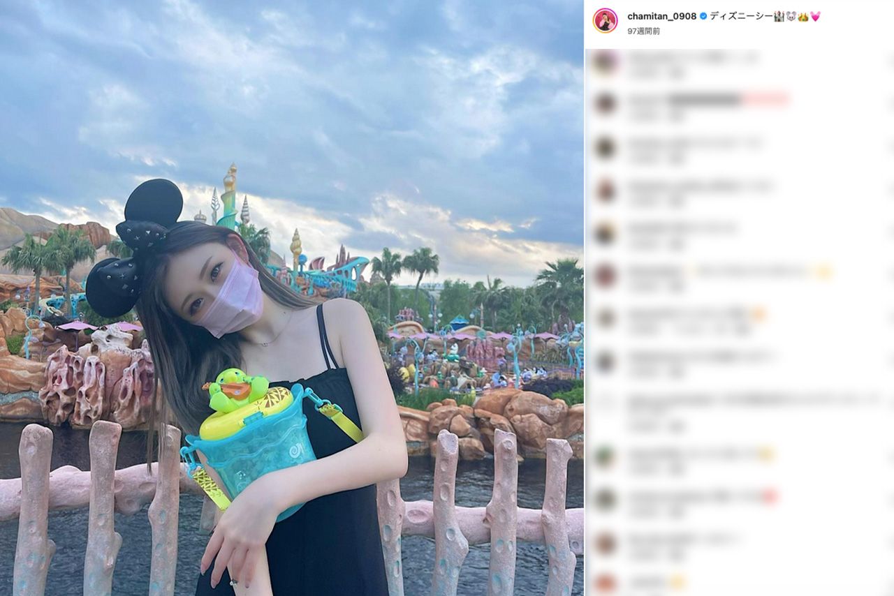 ディズニーシーで“ミッキー”のカチューシャをつけるゆうちゃみ（公式インスタグラム）