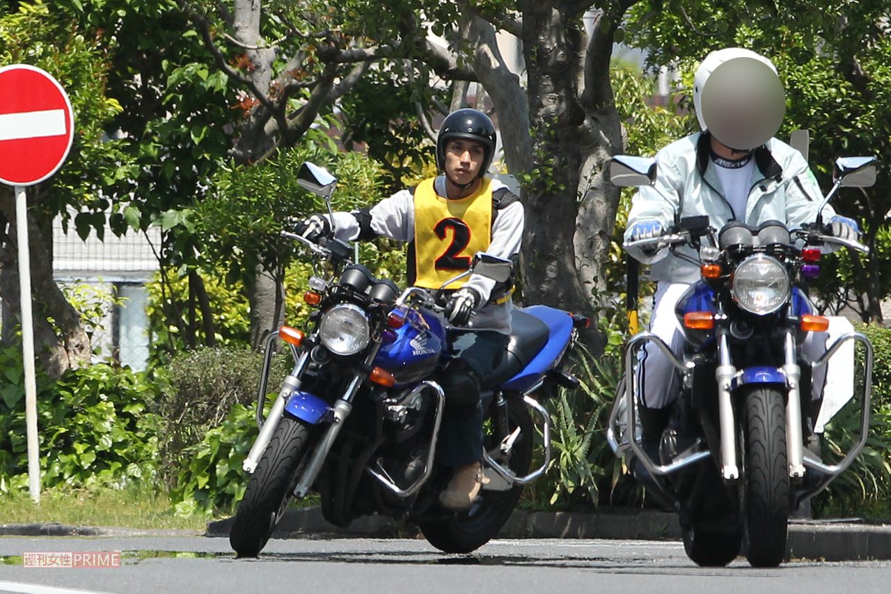 '12年、自動車学校で教習を受けている錦戸亮