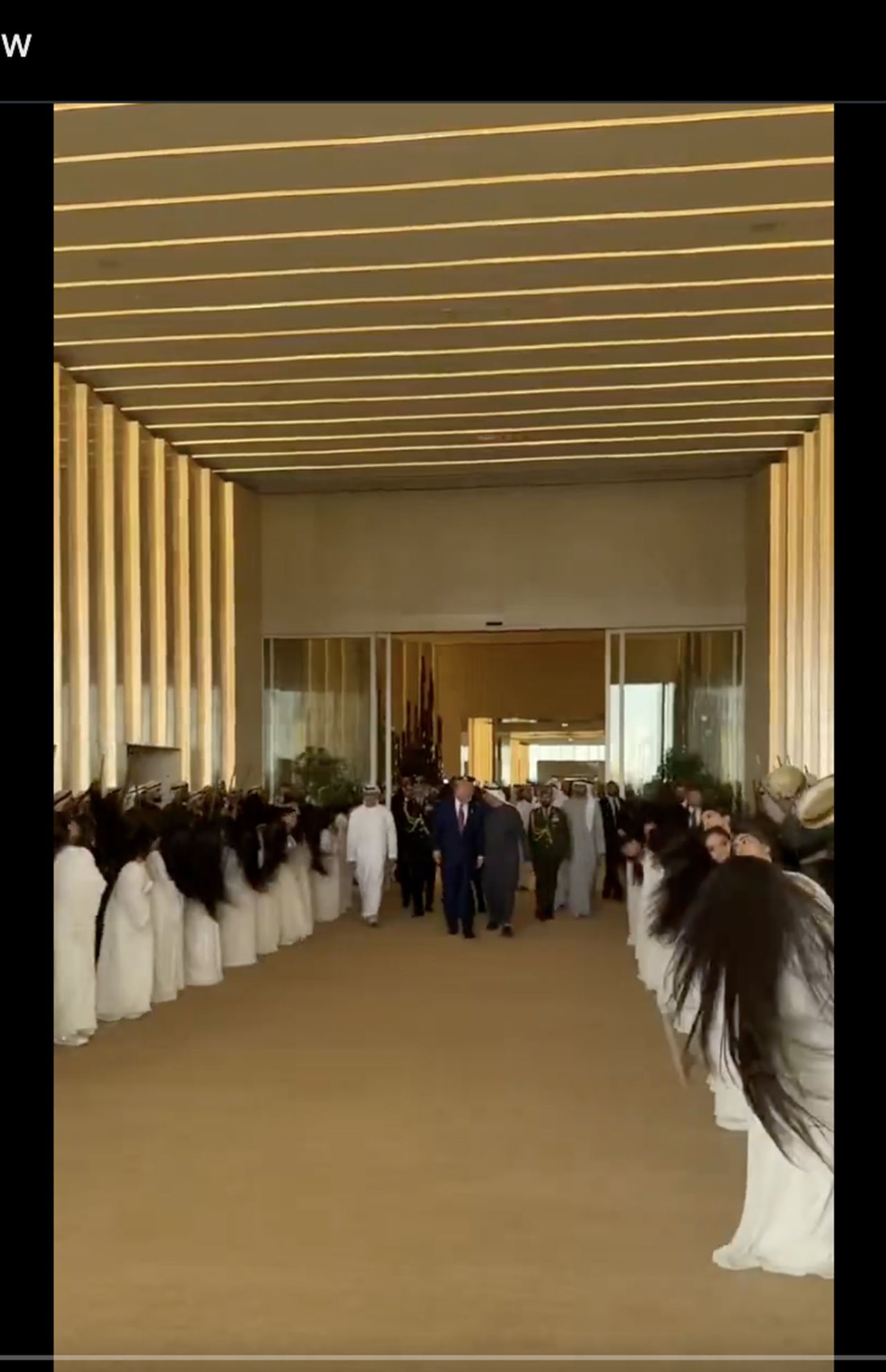 UAE訪問のトランプ大統領を頭を振り回して歓迎する現地の若い女性たち（Xより）