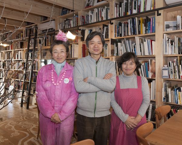 （左から）ときたまさん、飯沢さん、おかどさん。写真集食堂『めぐたま』では、定期的にイベントを開催（東京都渋谷区恵比寿）