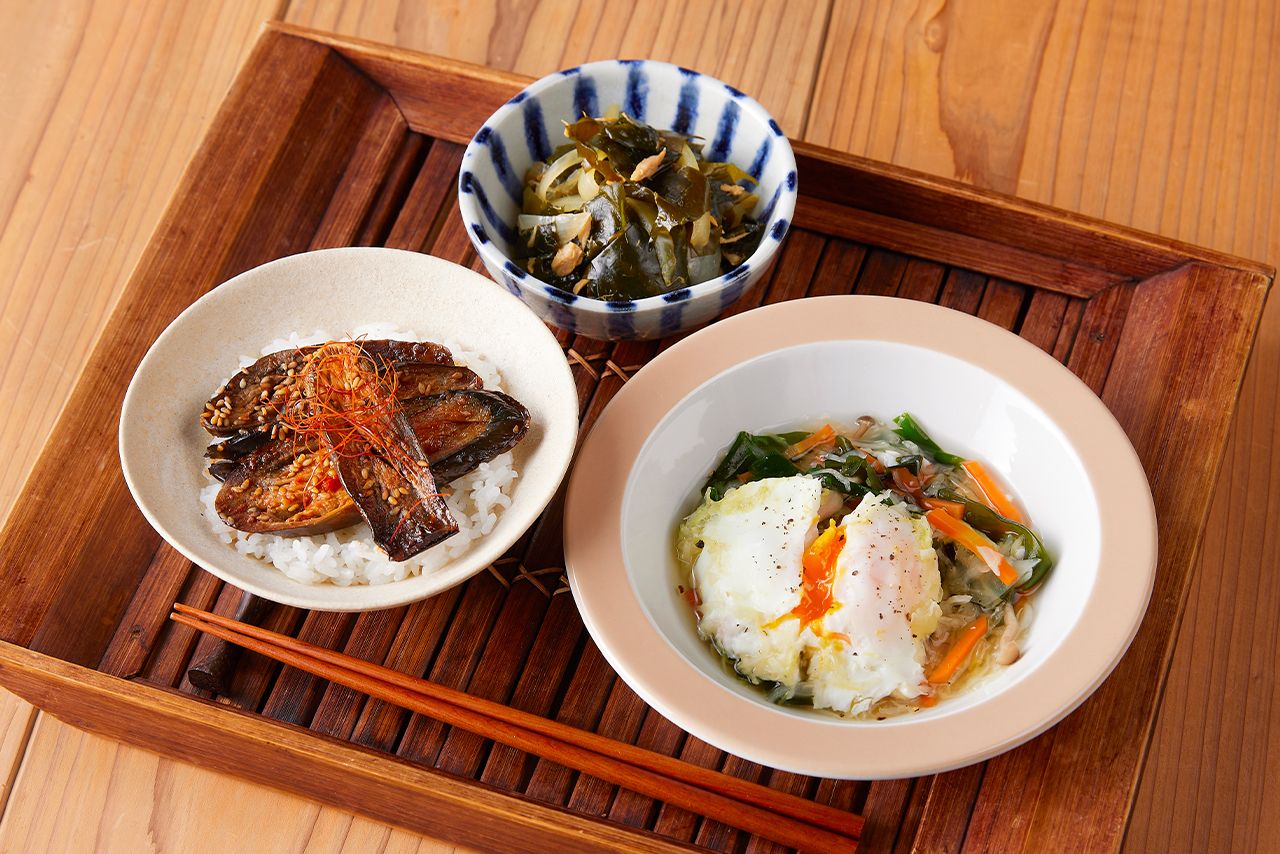 【夕】即席なす丼とボリューム野菜スープとわかめとツナの煮物　撮影／KATOMI（STUDIOEYE）