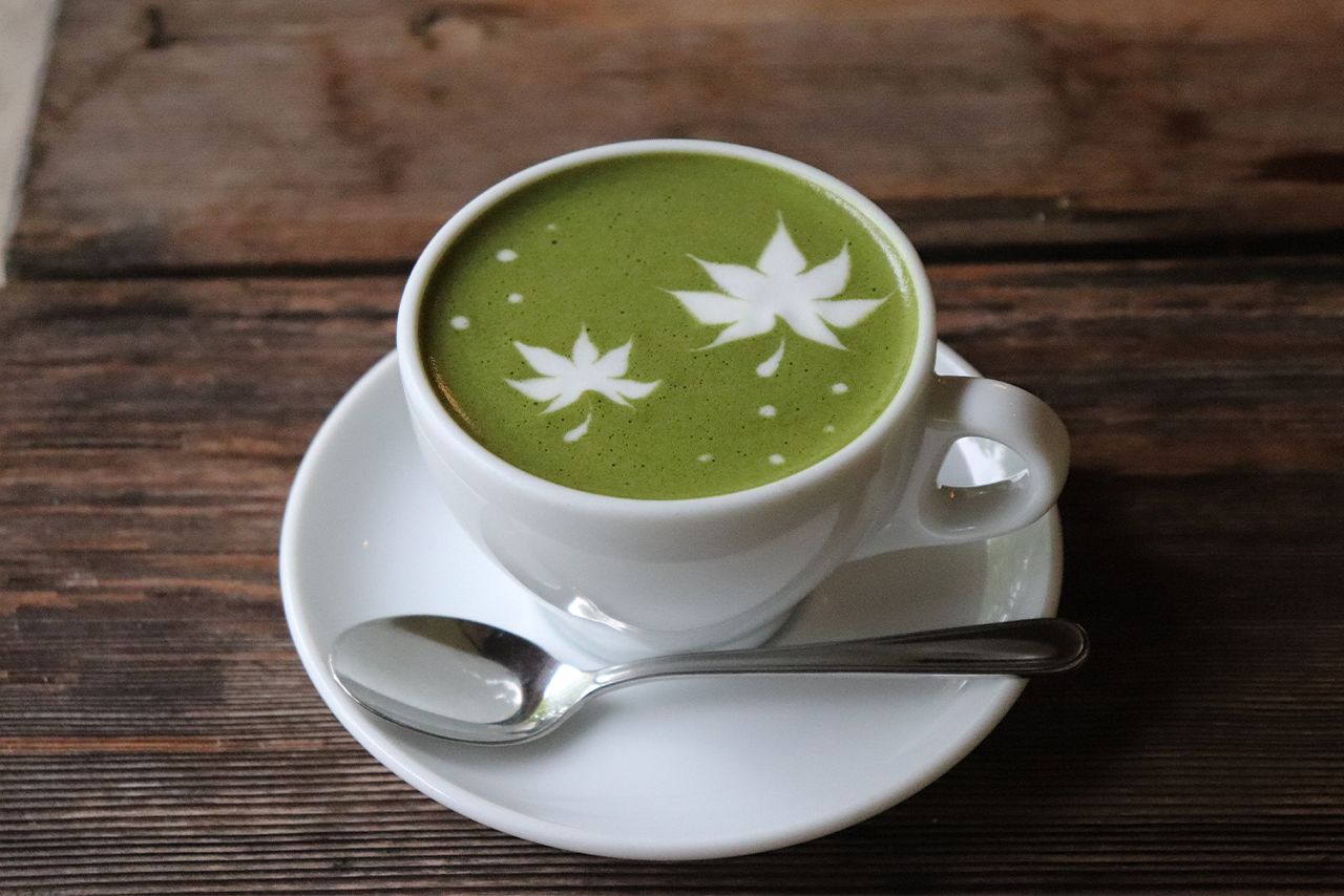 カップに秋がひらり。希望があれば無料でもみじのラテアートOK♪　ホット抹茶ラテ850円