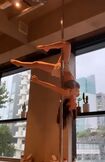 ポールダンスを練習する熊田曜子(SNSより)