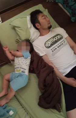 眠っている夫と子どもをそっと上から撮って（池田純子容疑者のフェイスブックより、※画像は一部加工）