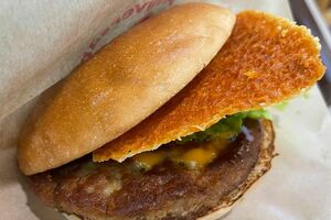 ファーストキッチンのクラシックパリとろチーズ×チーズバーガー（620円）。今までにない（!?）パリパリ状態に焼き上げたチーズを使用している点が極めて珍しい。しっかりチーズソースもかかっており、カリカリとトロトロの双方のチーズが楽しめる（筆者撮影／東洋経済オンライン）