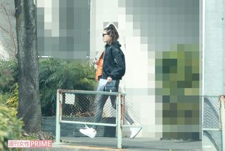 星は大きめのトートバッグを持って、ラフな服装でマンションから出てきた