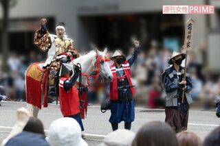 馬に乗って集まった人たちに応える竹中直人