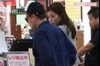 '16年8月、蜂谷晏海と都内のショッピングセンターで買い物デートするスピードワゴン・井戸田潤