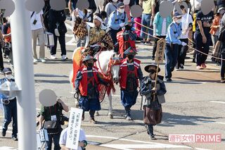 馬に乗って集まった人たちに応える竹中直人