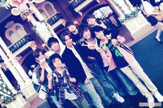 後列左から元Jr.の田中誠治、原嘉孝、目黒蓮、寺西拓人。前列左からKEY TO LITの井上瑞稀、森継亮太、田中斗希、金田耀生（2014年5月）
