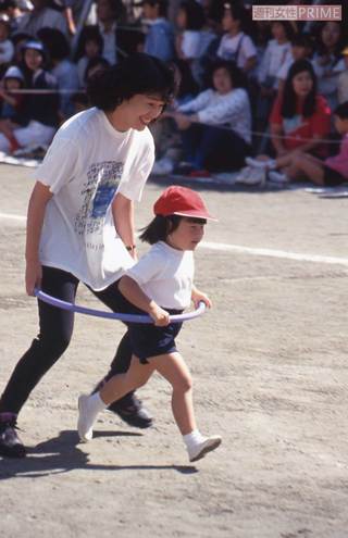 IMALU（当時4歳）の幼稚園の運動会で親子競技に参加する大竹しのぶ（1993年10月9日）（1/3）