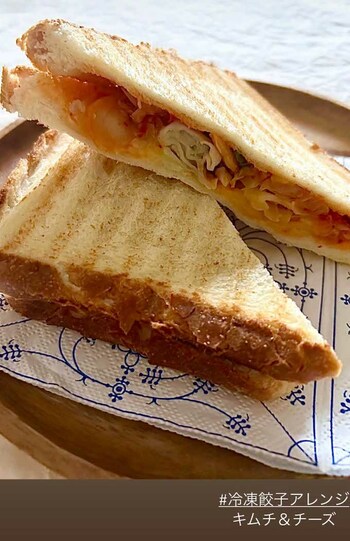 「キムチ、チーズ、レンチンした餃子をホットサンドに。新大久保あたりで売れそう笑（@ASU）」