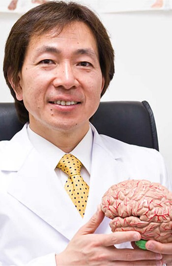 加藤俊徳先生　脳内科医、医学博士。加藤プラチナクリニック院長。株式会社脳の学校代表。昭和医科大学客員教授。脳科学・MRI脳画像診断の専門家。米ミネソタ大学放射線科でアルツハイマー病やMRI脳画像の研究に従事。現在、加藤式MRI脳画像診断法（脳個性診断）を用いて、小児から超高齢者まで1万人以上を診断・治療。著書多数。近著に『脳がみるみる元気になる　早口ことば遅口ことば』（宝島社）がある。