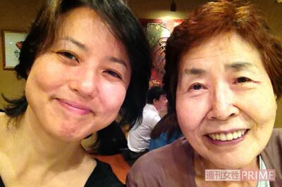 療養中だった実母と。車椅子にも移動できない状態。仕事をセーブして自宅での献身的な介護に4年半もの間、携わり看取った