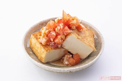 いつもの厚揚げがトマトだれで華やかに！「焼き厚揚げのピリ辛トマトだれ」調理／みないきぬこ　スタイリング／中村弘子　撮影／廣瀬靖士