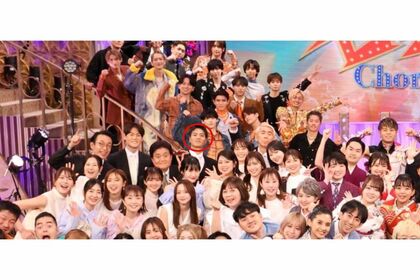 集合写真に写っていた山本賢太アナウンサー（『オールスター合唱バトル』公式Xより）