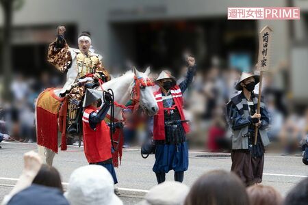 馬に乗って集まった人たちに応える竹中直人