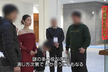 赤いドレスを身にまとい演技に挑む田中みな実（映画『5秒で完全犯罪を生成する方法』公式HPより）