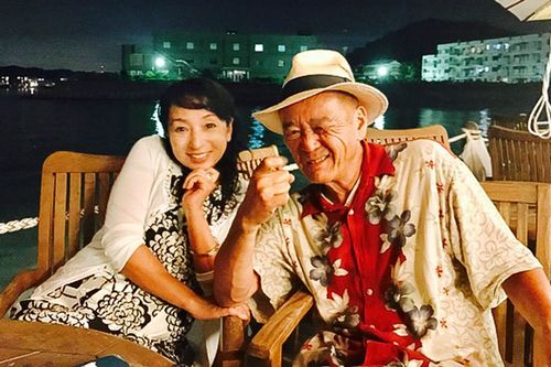 海の仲間に慕われ、出会いの輪を広げる小屋のオーナーの佐久間さんと