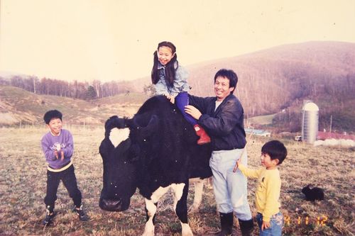 ’94年、桃源郷牧場にて家族と。2男2女に恵まれたが、それぞれ独立。東京ほかで働いている