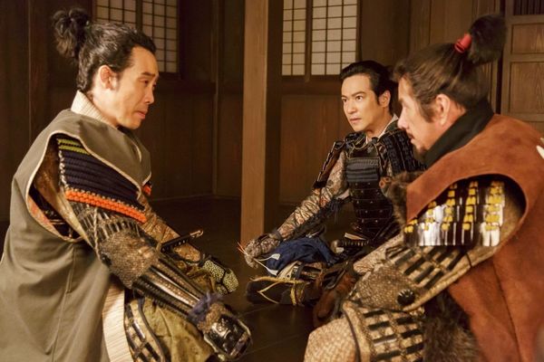 35話より、父・昌幸（草刈正雄）、信幸（大泉洋）、信繁（堺雅人）が向かい合うシーン　（NHK提供）