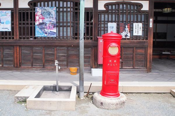 愛知県・豊川稲荷境内には国内現役最古の丸型郵便ポストが。 1912年製で、郵便の文字が右書きで書かれているのは現在、日本に2つしか存在していないとか。撮影／大嶺こず恵