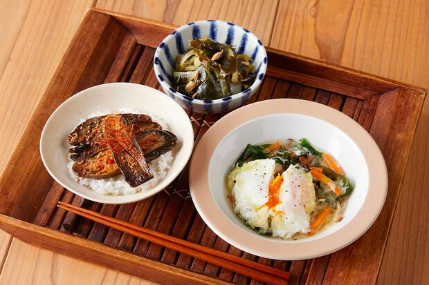 【夕】即席なす丼とボリューム野菜スープとわかめとツナの煮物　撮影／KATOMI（STUDIOEYE）