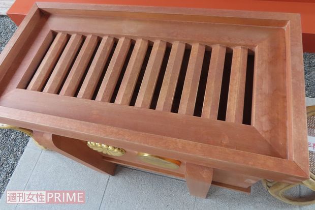 賽銭箱は上からのぞき込むくらいでは中身は見えにくかった