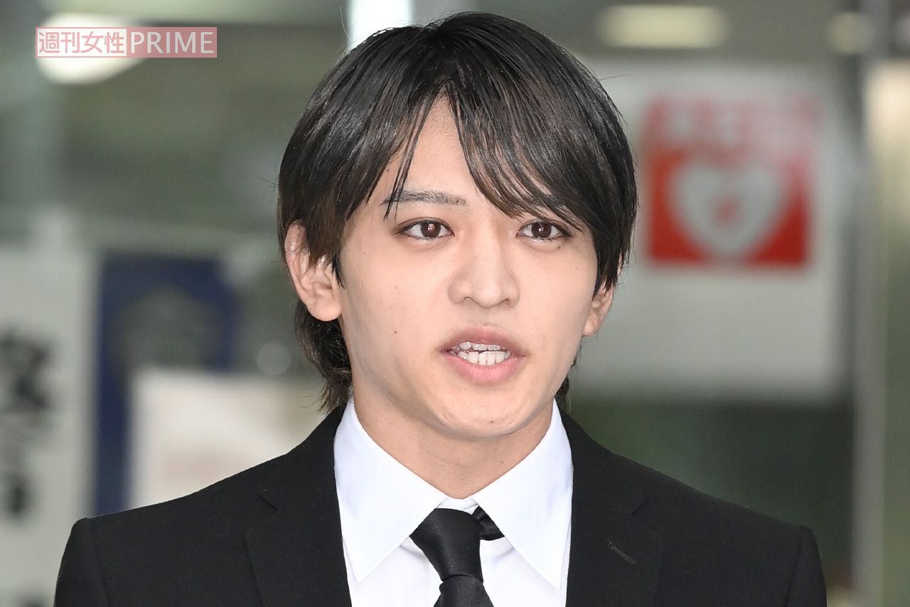 釈放時、黒スーツと黒ネクタイ姿で深々と頭を下げたtimelesz・猪俣周杜