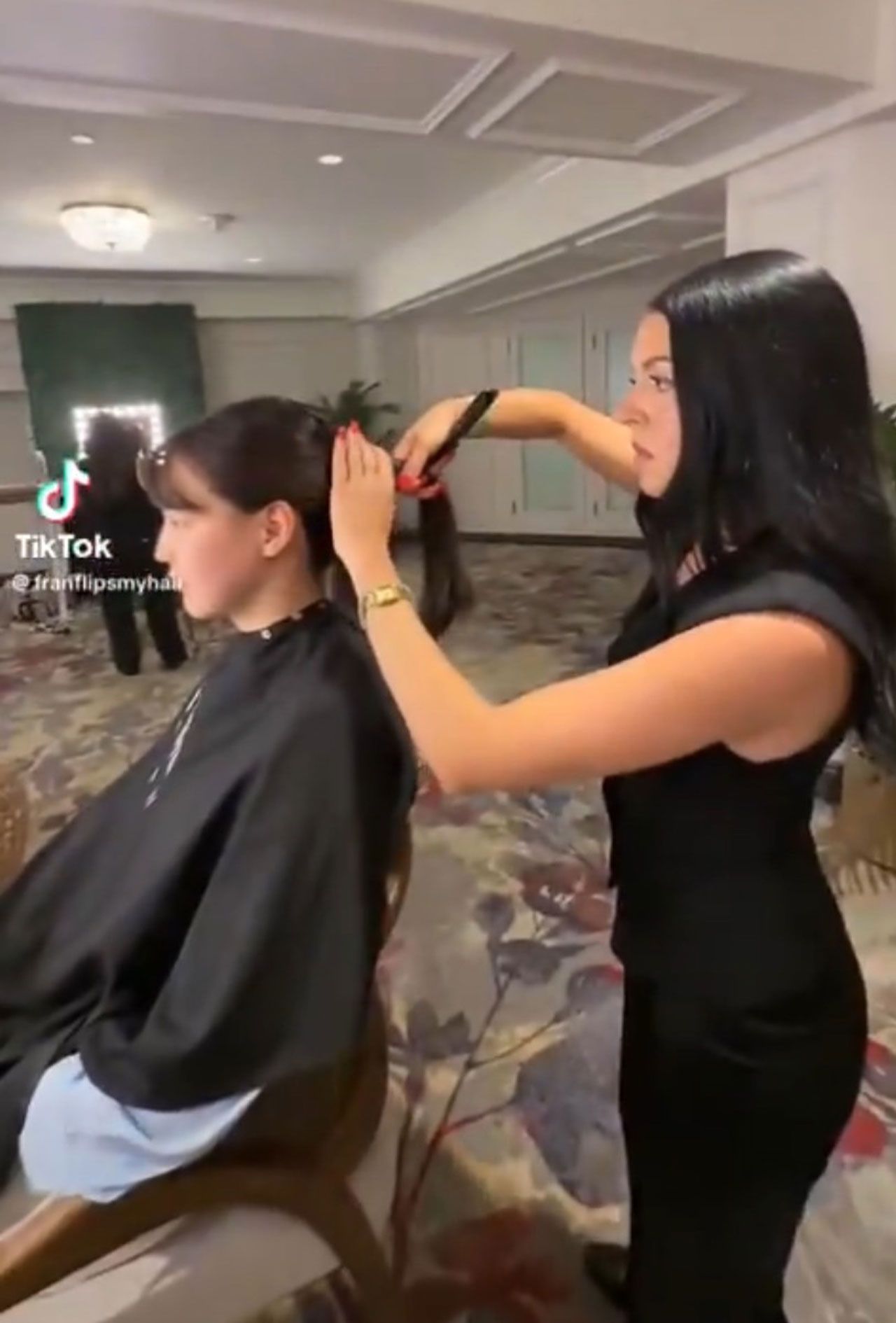 2025年7月のレッドカーペットで、事前に大谷翔平の妻・真美子さんをヘアセットする動画。美容師のSNSに投稿されていたが現在は削除済み