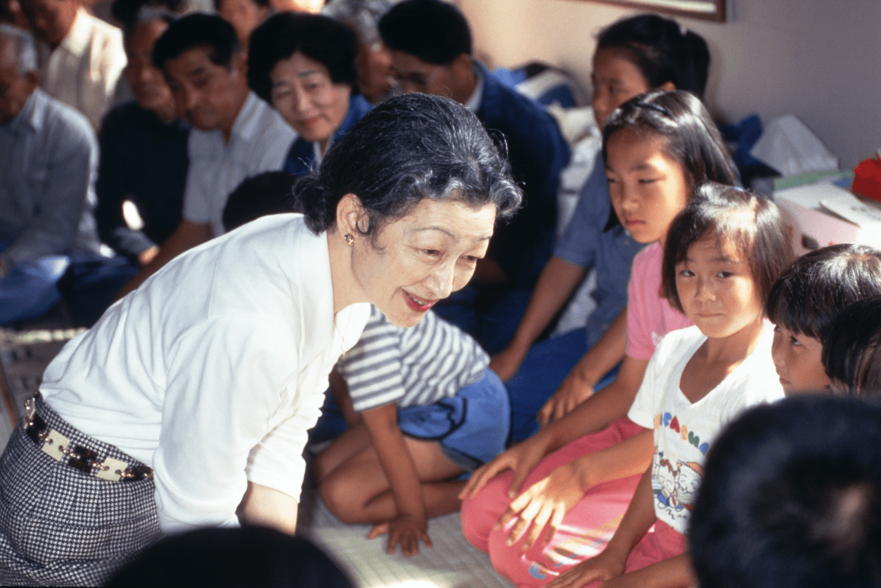 被災地訪問中、上皇ご夫妻は別々に被災者と懇談されることが多かった（'93年7月）