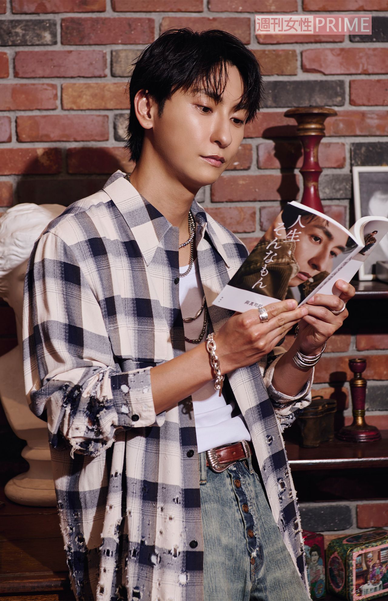 フォトエッセイ『人生そんなもん』（講談社）では、カーターさんやライアンさんとの恋愛を赤裸々に告白している「AAA」與真司郎　撮影／山田智絵