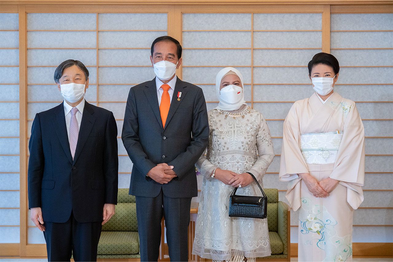 '22年7月、インドネシアのジョコ大統領夫妻と御所で会見された両陛下