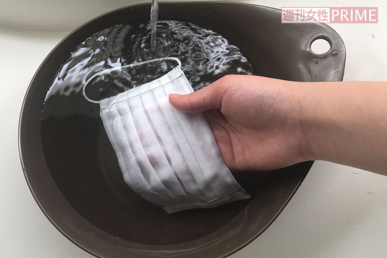 (2)洗剤液を1度流したら、たっぷりの水で洗剤分が残らないように十分すすぐ。