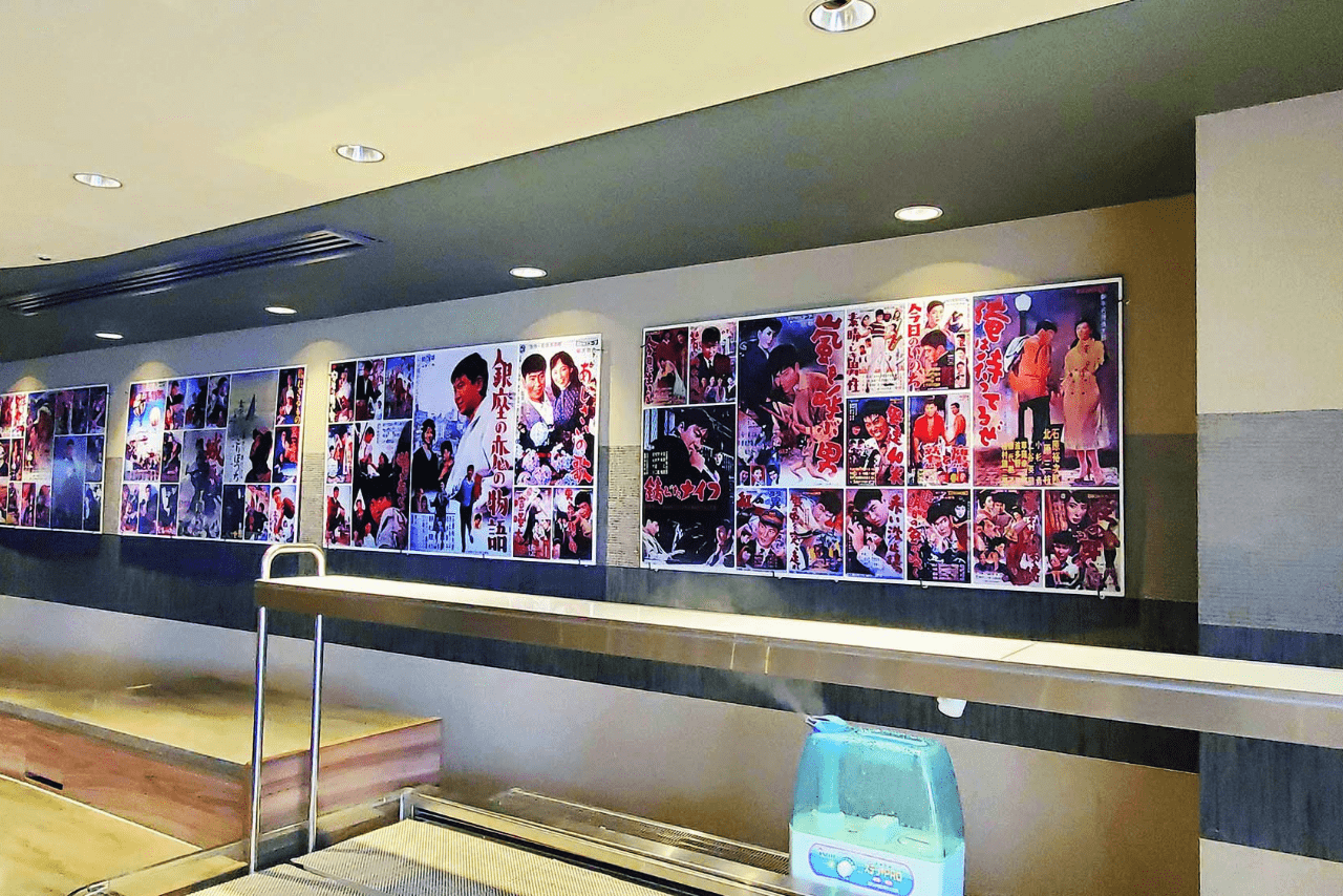 石原軍団炊き出しカレーを提供する赤坂スクエアダイニングには裕次郎さん主演作品の懐かしいポスターが展示されている
