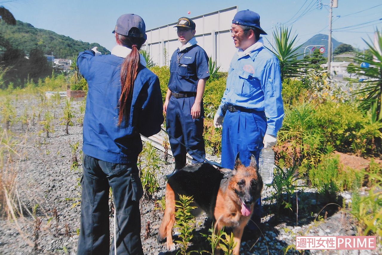 8年間、警察犬として頑張ったシェパードのグレースとはさまざまな現場を駆け回った。松尾さんは左の写真を今でも自宅リビングに大切に飾っている
