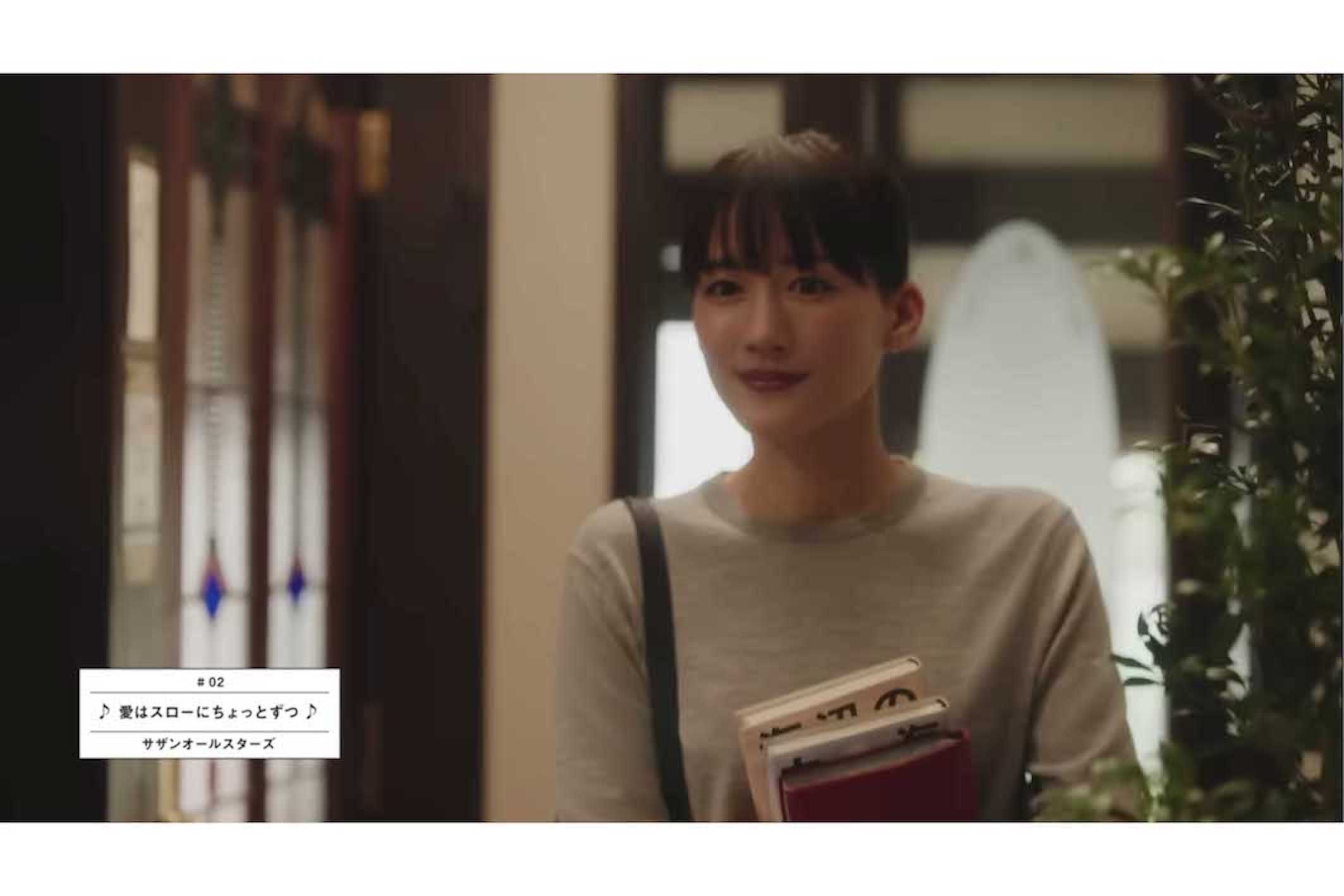 『海辺のカフカ』を持って入店する綾瀬はるか。店内には同作を読む石川佳純の姿が（YouTubeユニクロ公式チャンネルより）