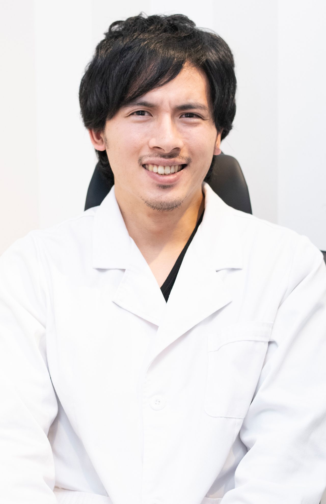 細井龍さん　エレナクリニック新宿本院院長。形成外科医、美容外科医。1988年、東京生まれ。千葉大学医学部卒後、JR東京総合病院、がん研有明病院形成外科などを経て現職。医大受験塾経営者でもありプロ医学部受験講師としても活躍。