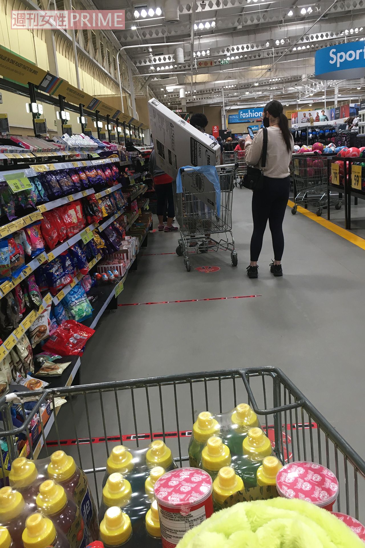 卸売と小売を行う大型店舗内。レジの列はソーシャルディスタンスをとるようになっている（高達潔さん提供写真）