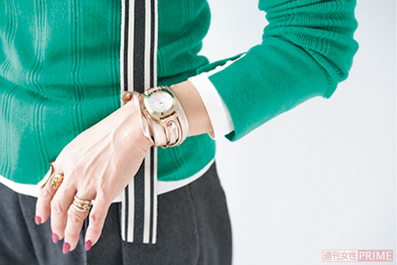 POINT2「袖口からは1cm～やや長めにロンTを出して、そのままグッとたくし上げる。手首を見せると細見え効果が」