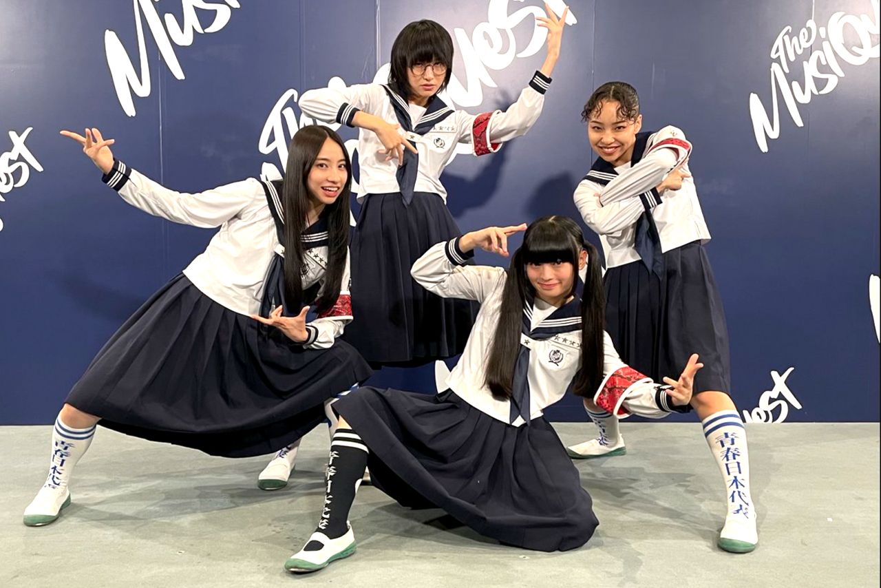 『オトナブルー』が大バズり中の新しい学校のリーダーズ（公式Xより）