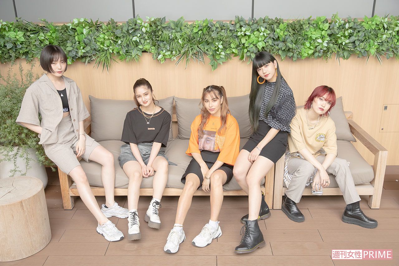 FAKY （左から）Mikako(26)、Taki(20)、Akina(20)、Hina(23)、Lil'Fang(26)  撮影／吉岡竜紀
