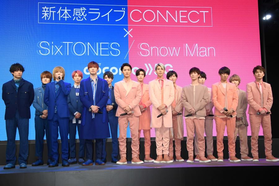 Snow Man（写真右）とSixTONES（写真左）