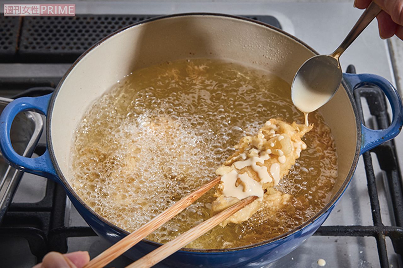 揚げ途中のひと手間で、カーネルクリスピー独特の形に！　撮影／廣瀬靖士