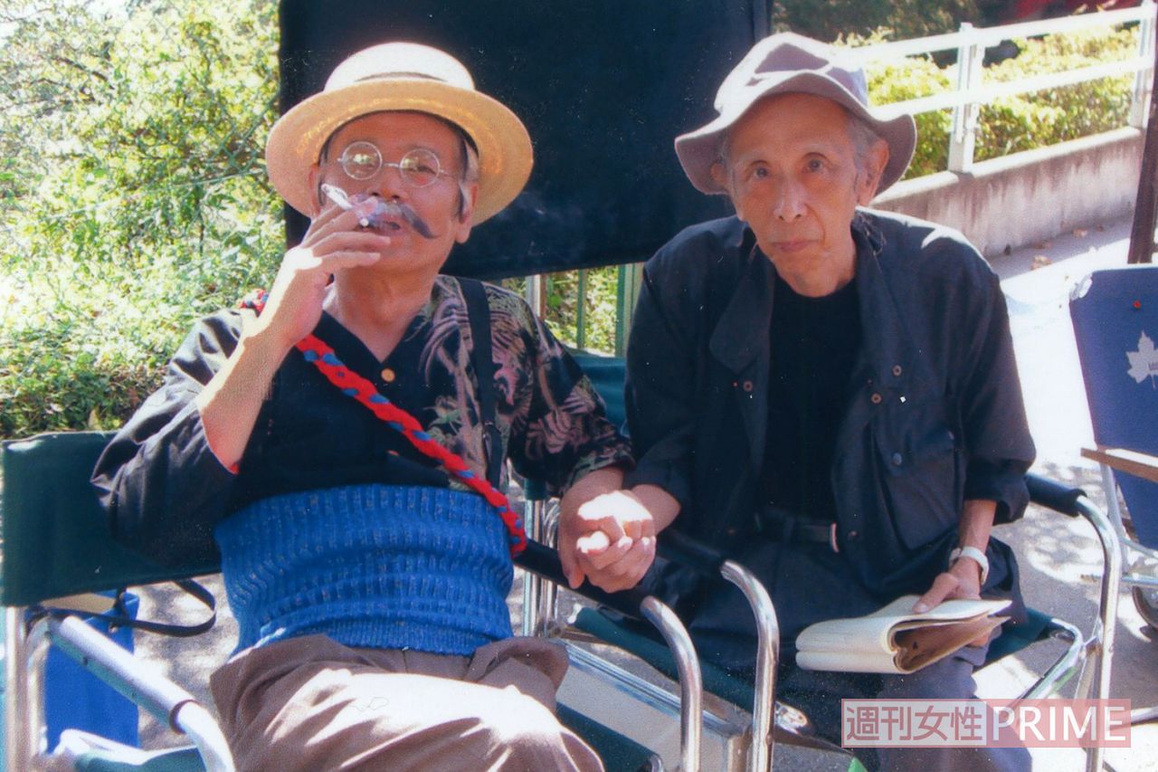 '06年に公開した『シルバー假面』の撮影現場にて。寺田の手を握っている実相寺監督は作品公開の直前に亡くなり、監督の遺作に
