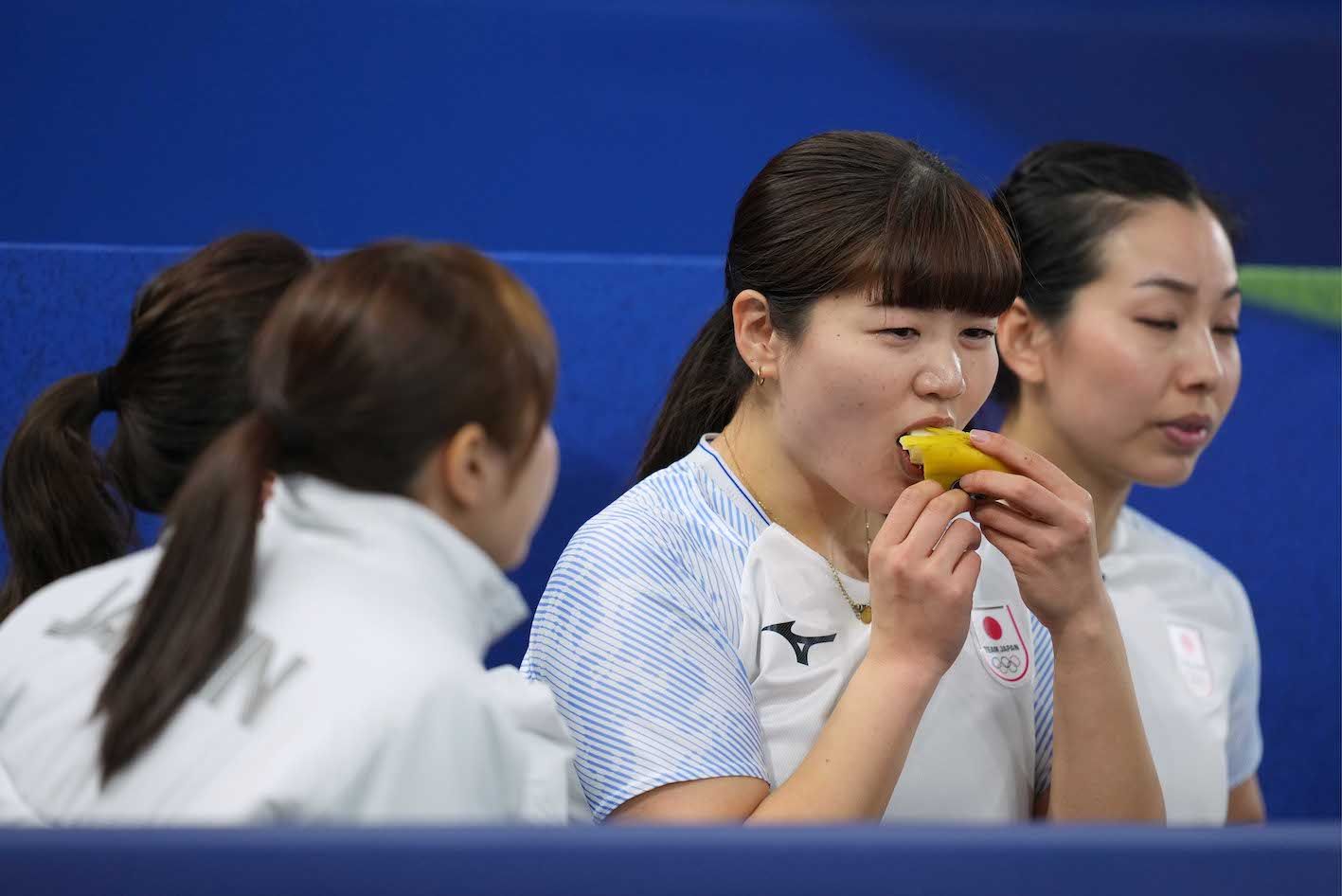 ミラノ・コルティナ五輪カーリング女子日本代表『フォルティウス』の“もぐもぐタイム”　撮影／JMPA