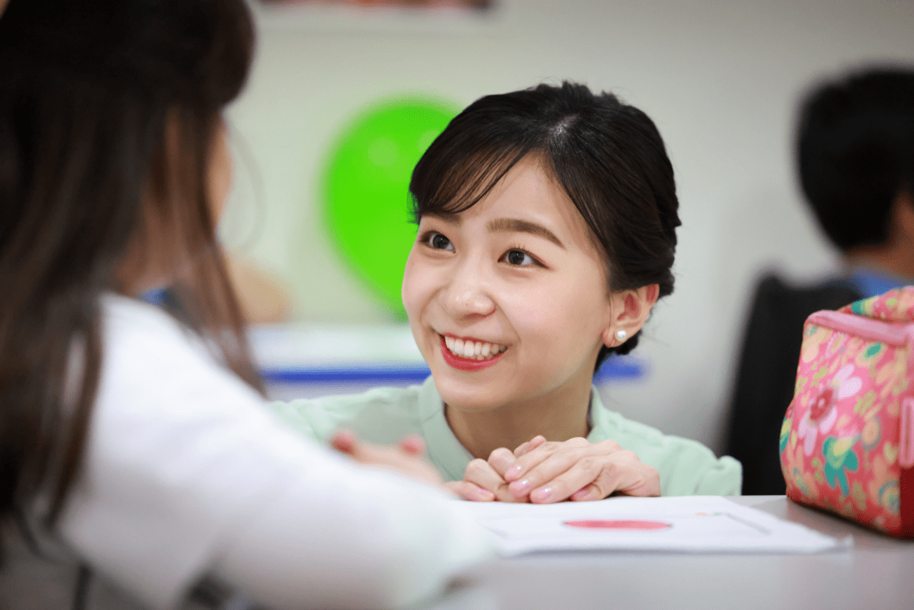 ブラジル公式訪問中に訪れた学校で、佳子さまは現地の子どもたちと交流を（2025年6月6日）写真／共同通信